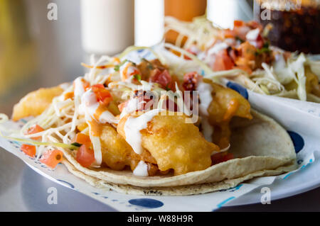 Tacos de poissons et de crevettes, de fruits de mer style Baja California tacos servi avec choux,tomates,la coriandre et une variété de salsas Banque D'Images