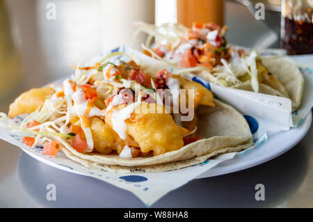 Tacos de poissons et de crevettes, de fruits de mer style Baja California tacos servi avec choux,tomates,la coriandre et une variété de salsas Banque D'Images