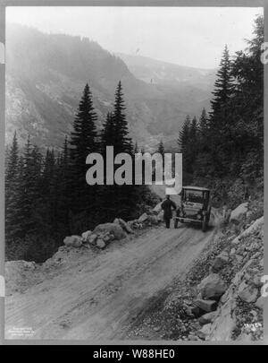 Detroit Electric auto sur tournée promotionnelle à travers les montagnes de Seattle à Mt. Rainier : auto, qui est placée sur une route de montagne Banque D'Images