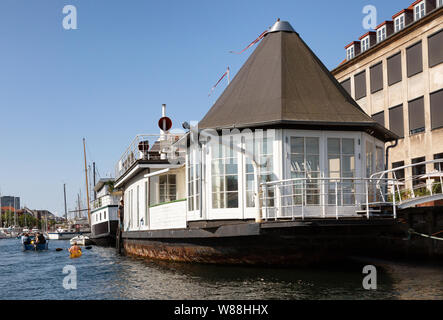 Houseboats en Danemark Copenhague Christianshavn - scène du canal avec péniche en été, Christiania, Copenhague Scandinavie Europe Banque D'Images