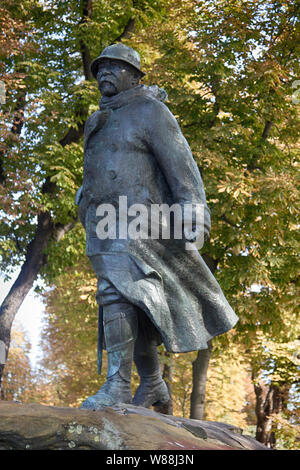 Paris, France. Avenue des Champs Elysées, le Monument à Georges Clemenceau - homme politique et homme d'État, journaliste Banque D'Images