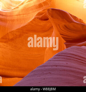 USA. De l'Arizona. Upper Antelope Canyon érodé les crevasses rocheuses. Banque D'Images