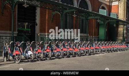 Une rangée de Santander location de bicyclettes à Covent Garden, Londres Banque D'Images