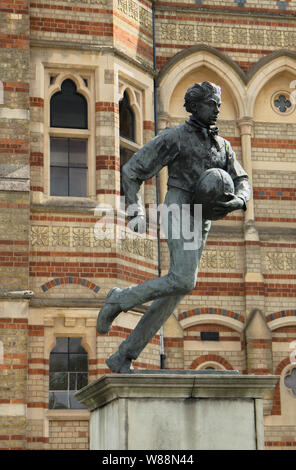 Statue de William Webb Ellis à l'extérieur de l'école de Rugby, Rugby, Warwickshire, sculptée par Graham Ibbeson Banque D'Images