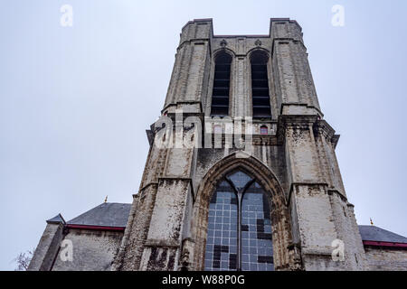 L'inachevé tour occidentale de la ville médiévale de Saint Michael's Church construit en style gothique tardif à Gand, Belgique. Façade d'une église catholique romaine. Banque D'Images