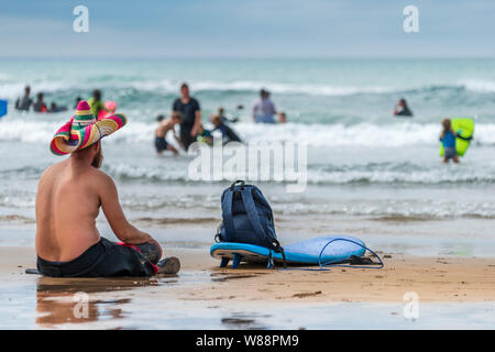 Bude, Cornwall, Angleterre du Nord. Jeudi 8 août 2019. Météo britannique. Avec le temps orageux imminente prévue pour plus tard aujourd'hui, les vacanciers profiter du soleil et du surf sur la plage de Bude Cornouailles du Nord. Credit : Terry Mathews/Alamy Live News Banque D'Images