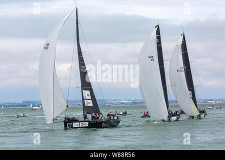 Cowes, île de Wight, Hampshire, Royaume-Uni. 8 août 2019. Kings Cup voile organisé par Duke et Duchesse de Cambridge a lieu un jour tôt en raison des prévisions météorologiques. 8 Fast 40+ Classic haute performance bateaux de course voile avec un équipage de 12 personnes en concurrence les uns contre les autres, amassant l'argent pour 8 organismes de bienfaisance. Will et Kate skipper des bateaux individuels. Chaque bateau navigue à bord avec un ambassadeur ou un capitaine de célébrité. Kate Middleton skippers bateau 01. Bateau 09 place 2BE déraillé par Katie Thistleton. Bateau 07 Centerpoint déraillé par Fara Williams. Crédit : Carolyn Jenkins/Alay Live News Banque D'Images