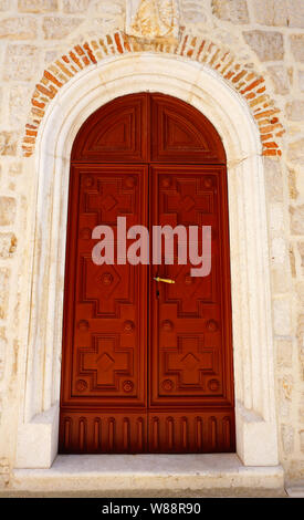 Pag, Croatie, le 8 juillet 2019. La porte en bois sur la façade de la tour de la cloche du monastère bénédictin de Saint Marguerite dans la ville de Pag, sur la Cro Banque D'Images