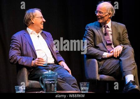 Edinburgh, Ecosse, Royaume-Uni. Le 08 août, 2019. LBC présentateur, Iain Dale interviews Sir John Curtice et Michael Crick dans le cadre de sa série Parlons tous au Edinburgh Fringe Festival. Sur la photo : Le professeur John Curtice qui a fait valoir que ses trop tard pour négocier un Brexit traiter avant le 31 octobre et Michael Crick qui croit Boris Johnson pourrait être PM pendant les 8 années de crédit : Riche de Dyson/Alamy Live News Banque D'Images