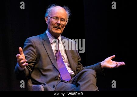 Edinburgh, Ecosse, Royaume-Uni. Le 08 août, 2019. LBC présentateur, Iain Dale interviews Sir John Curtice et Michael Crick dans le cadre de sa série Parlons tous au Edinburgh Fringe Festival. Sur la photo : Le professeur John Curtice qui a fait valoir que ses trop tard pour négocier un Brexit traiter avant le 31 octobre. Credit : Riche de Dyson/Alamy Live News Banque D'Images