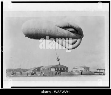 Projet pilote de grimper de corde pour entrer dans panier (télécabine) suspendu en dessous de ballons d'observation au cours de la formation à la U.S. Naval Air Station, Hampton Roads, en Virginie Banque D'Images