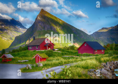 Maisons en bois norvégien rouge en face d'une montagne, Rorbuer sur îles Lofoten, Norvège Banque D'Images