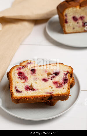 Berry maison gâteau sur fond en bois blanc, selective focus Banque D'Images