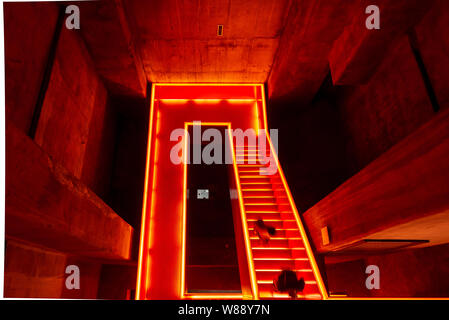 Vue de l'intérieur de l'escalier lumineux orange est situé à l'entrée de Ruhr museum de Zeche Zollverein, complexe industriel de la mine de charbon de Zollverein. Banque D'Images