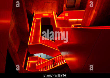 Vue de l'intérieur de l'escalier lumineux orange est situé à l'entrée de Ruhr museum de Zeche Zollverein, complexe industriel de la mine de charbon de Zollverein. Banque D'Images