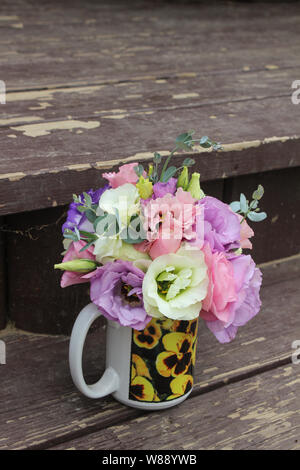 Fleurs Bouquet de lisianthus multicolores dans une tasse avec des pensées Banque D'Images