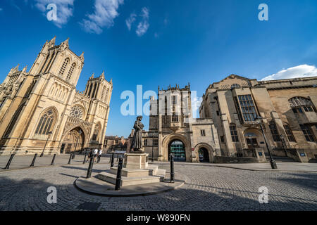 La Bibliothèque centrale de la cathédrale de Bristol et des bâtiments dans le centre-ville Banque D'Images