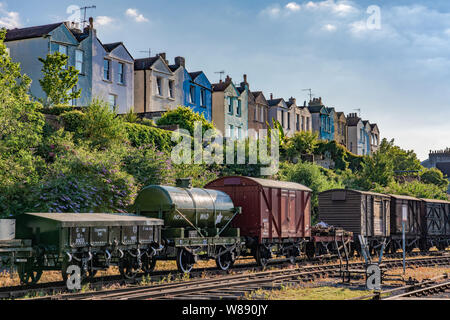 Maisons colorées avec une ancienne gare de chemin de fer et voies ci-dessous, sur les rives de la zone portuaire de Bristol Banque D'Images