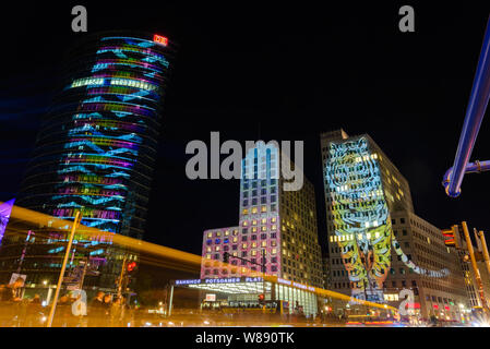 Nuit rue voir l'événement Festival des lumières, Berlin leuchtet, la projection mapping sur l'art de l'éclairage du bâtiment sélectionné à la Potsdamer Platz. Banque D'Images