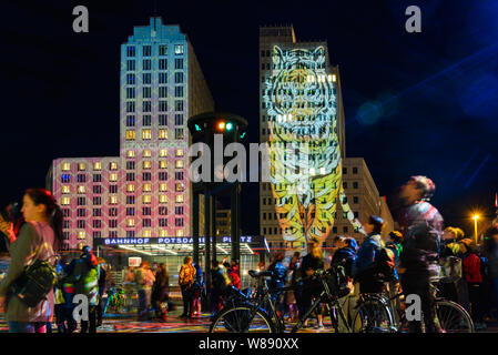 Vue de la foule profitez d'événement Festival des lumières, Berlin leuchtet, la projection de l'art de l'éclairage de cartographie sur tour autour de la Potsdamer Platz pendant la nuit. Banque D'Images