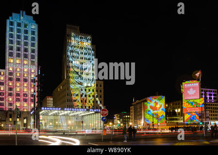 Nuit rue voir l'événement Festival des lumières, Berlin leuchtet, la projection mapping sur l'art de l'éclairage du bâtiment sélectionné à la Potsdamer Platz. Banque D'Images