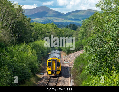 Un train de voyageurs au départ de Gorebridge Scotrail sur la route de la gare de Waverley à Édimbourg Tweedbank. Banque D'Images