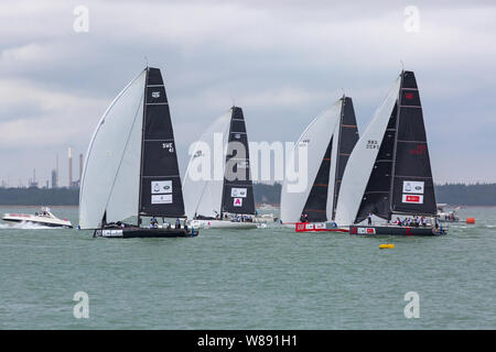 Cowes, île de Wight, Hampshire, Royaume-Uni. 8 août 2019. Kings Cup voile organisé par Duke et Duchesse de Cambridge a lieu un jour tôt en raison des prévisions météorologiques. 8 Fast 40+ Classic haute performance bateaux de course voile avec un équipage de 12 personnes en concurrence les uns contre les autres, amassant l'argent pour 8 organismes de bienfaisance. Will et Kate skipper des bateaux individuels. Chaque bateau navigue à bord avec un ambassadeur ou un capitaine de célébrité. Bateau 03 broché par John Bishop. Bateau 08 Tusk avec skippud par Bear Grylls. Bateau 06 à bord de Dan Snow. Kate Middleton skippers bateau 01. Crédit : Carolyn Jenkins/Alay Live News Banque D'Images