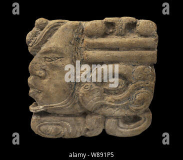 Glyphe numérique illustrant chiffre 4. Palenque. La culture maya. Période classique (600-900 AD). Situé sur la façade du palais. Il a été recueilli en 1787 par le capitaine Antonio del Rio. Le stuc. Palenque, Mexique. Musée de l'Amérique. Madrid, Espagne. Banque D'Images