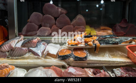 Libre de produits frais poissons crus sur table en décrochage asiatique pour la vente. Taiwanais traditionnels du marché de la vente d'un magasin de thon et de saumon. Marché populaire de T Banque D'Images
