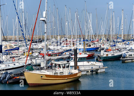 Donnant sur la marina est Howth Yacht Club, qui a été élargi au cours des dernières années et est maintenant dit être le plus grand yacht club en Irlande. Banque D'Images