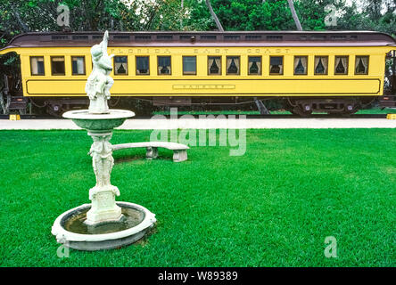 L'autorail 1886 utilisée pour l'entreprise par le propriétaire de la Florida East Coast Railway, Henry M. Flagler, est assis à l'extérieur de sa maison cossue, Whitehall, qui est maintenant le Musée Flagler à Palm Beach, Floride, USA. Appelé "un Palace on Wheels, l' train voiture de style Victorien dispose d'un bureau lambrissé, cuisine, cabine privée de Flagler avec baignoire, et de couchage pour les visiteurs. Officiellement nommé l'Autorail n° 91, le 'Rambler' a été repeint en vert foncé et déplacé sous le couvert d'un nouveau pavillon au Musée en 2004. Banque D'Images