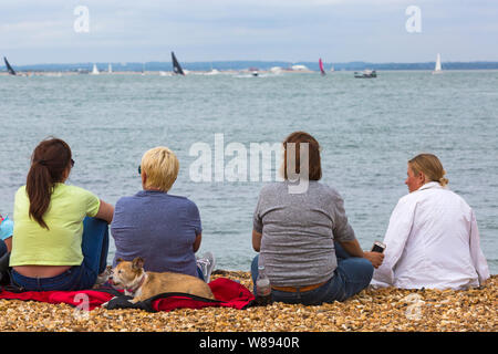 Cowes, île de Wight, Hampshire UK. 8 Aug 2019. Kings Cup voile organisé par le duc et la duchesse de Cambridge a lieu un jour plus tôt en raison de la météo. 8 + Classic 40 rapide course haute performance bateaux naviguer avec un équipage de 12 personnes en concurrence les uns contre les autres, la collecte de fonds pour les organismes de bienfaisance 8. Skipper de Will et Kate bateaux individuels. Chaque bateau navigue avec le célèbre ambassadeur ou le capitaine à bord. La foule suivre la course, mais le chien a l'air désintéressé ! Credit : Carolyn Jenkins/Alamy Live News Banque D'Images