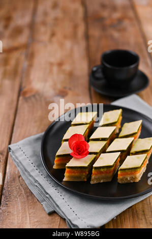 Douceurs orientales avec des goûts différents sur un fond de bois. Dessert et café traditionnel. Délicieux bonbons national. Copy space Banque D'Images