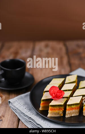 Douceurs orientales avec des goûts différents sur un fond de bois. Dessert et café traditionnel. Délicieux bonbons national. Copy space Banque D'Images