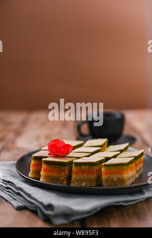 Douceurs orientales avec des goûts différents sur un fond de bois. Dessert et café traditionnel. Délicieux bonbons national. Copy space Banque D'Images