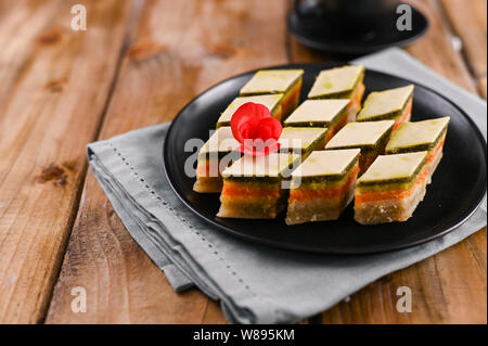 Douceurs orientales avec des goûts différents sur un fond de bois. Dessert et café traditionnel. Délicieux bonbons national. Copy space Banque D'Images