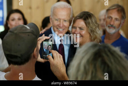 Rock Island, Iowa, États-Unis. 8e août 2019. Le candidat démocrate à l'ancien Vice-président américain Joe Biden est une photo prise avec Darcy Heeges de Burlington après une campagne s'arrêtent à la Grange sur la crête près de Burlington, Iowa, le mercredi, Août 7, 2019 Crédit : Kevin E. Schmidt/Quad-City Times/ZUMA/Alamy Fil Live News Banque D'Images