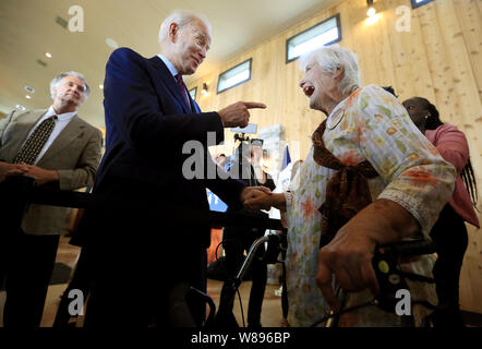 Rock Island, Iowa, États-Unis. 8e août 2019. 75-year-old Vicki Maddox de Burlington blagues avec le candidat démocrate à l'ancien Vice-président américain Joe Biden après son discours à l'étable de la crête à l'extérieur de Burlington, Iowa, le mercredi, 7 août, 2019. Crédit : Kevin E. Schmidt/Quad-City Times/ZUMA/Alamy Fil Live News Banque D'Images