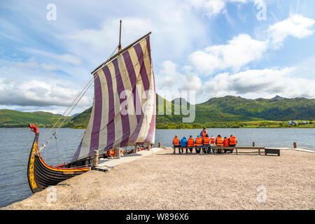 Réplique d'un navire de Gokstad, un navire Viking traditionnel, au Musée Viking Lofotr, Borg, Vestvågøya, île de l'archipel des Lofoten, Nordland, Norvège. Banque D'Images