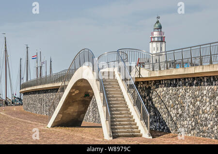 Harlingen, Pays-Bas, le 26 juillet 2019 : escalier sculptural menant à la promenade sur la mer de la Waal, achevée en 2010, avec le phare de Banque D'Images