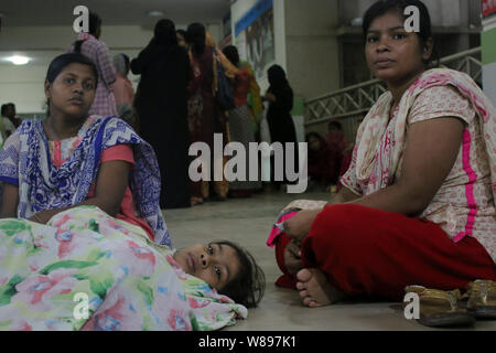 Un jeune patient dengue se trouve sur le sol en attente d'une prise de sang dans un hôpital à Dhaka.Au moins 2 326 patients atteints de dengue s'est admis dans les hôpitaux de tout le pays en 24 heures depuis le 7 août, ce qui porte le total à 34 666 cette année, selon la Direction générale des services de santé (DGSS). Banque D'Images