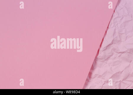 Feuille de papier vierge rose pastel sur papier froissé papier froissé rose texture background Banque D'Images