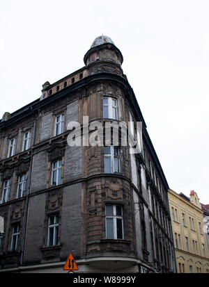 Vieux bâtiment brun foncé à l'extérieur du quartier historique de Cracovie, Pologne Banque D'Images