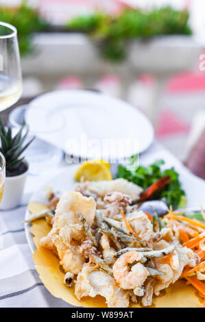 Mélange de fruits de mer frits. Déjeuner de fruits de mer au restaurant. Des plats italiens traditionnels. Les crevettes, les calmars et les petits poissons frits Banque D'Images