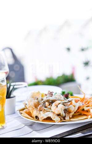 Mélange de fruits de mer frits. Déjeuner de fruits de mer au restaurant. Des plats italiens traditionnels. Les crevettes, les calmars et les petits poissons frits Banque D'Images