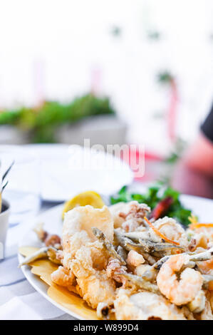 Mélange de fruits de mer frits. Déjeuner de fruits de mer au restaurant. Des plats italiens traditionnels. Les crevettes, les calmars et les petits poissons frits Banque D'Images