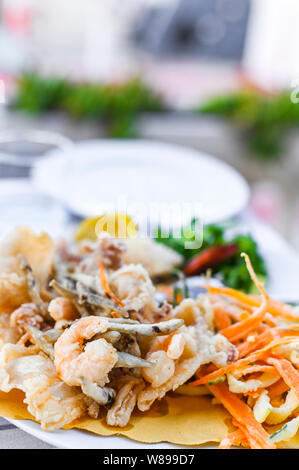 Mélange de fruits de mer frits. Déjeuner de fruits de mer au restaurant. Des plats italiens traditionnels. Les crevettes, les calmars et les petits poissons frits Banque D'Images