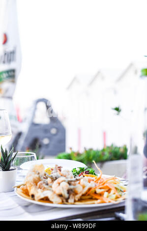 Mélange de fruits de mer frits. Déjeuner de fruits de mer au restaurant. Des plats italiens traditionnels. Les crevettes, les calmars et les petits poissons frits Banque D'Images