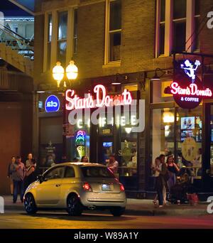 Chicago, Illinois, USA. Une nuit d'été dans le quartier Wicker Park de Chicago. Wicker Park dispose d'une scène nocturne importante. Banque D'Images