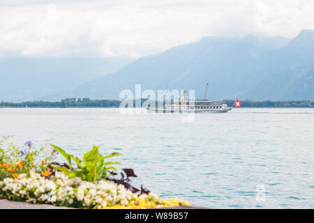 La palette traditionnelle restaurée steamboat Montreux croisière sur le lac de Genève (Lac Léman) avec des fleurs d'été le long de la promenade de Montreux, Vaud, Suisse Banque D'Images